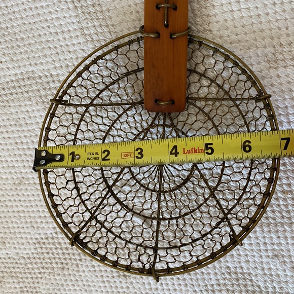 Vintage chicken wire/bamboo fryer strainer! - Picture 6 of 11